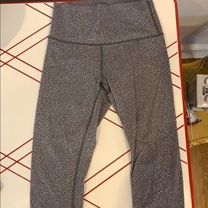 Gray marble Lululemon crops — sz 6